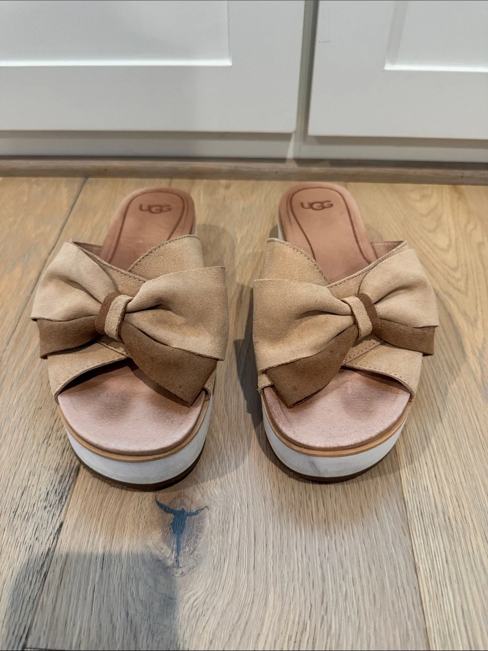 UGG Women's Tan Bow Slide Clogs - Picture 1 of 6